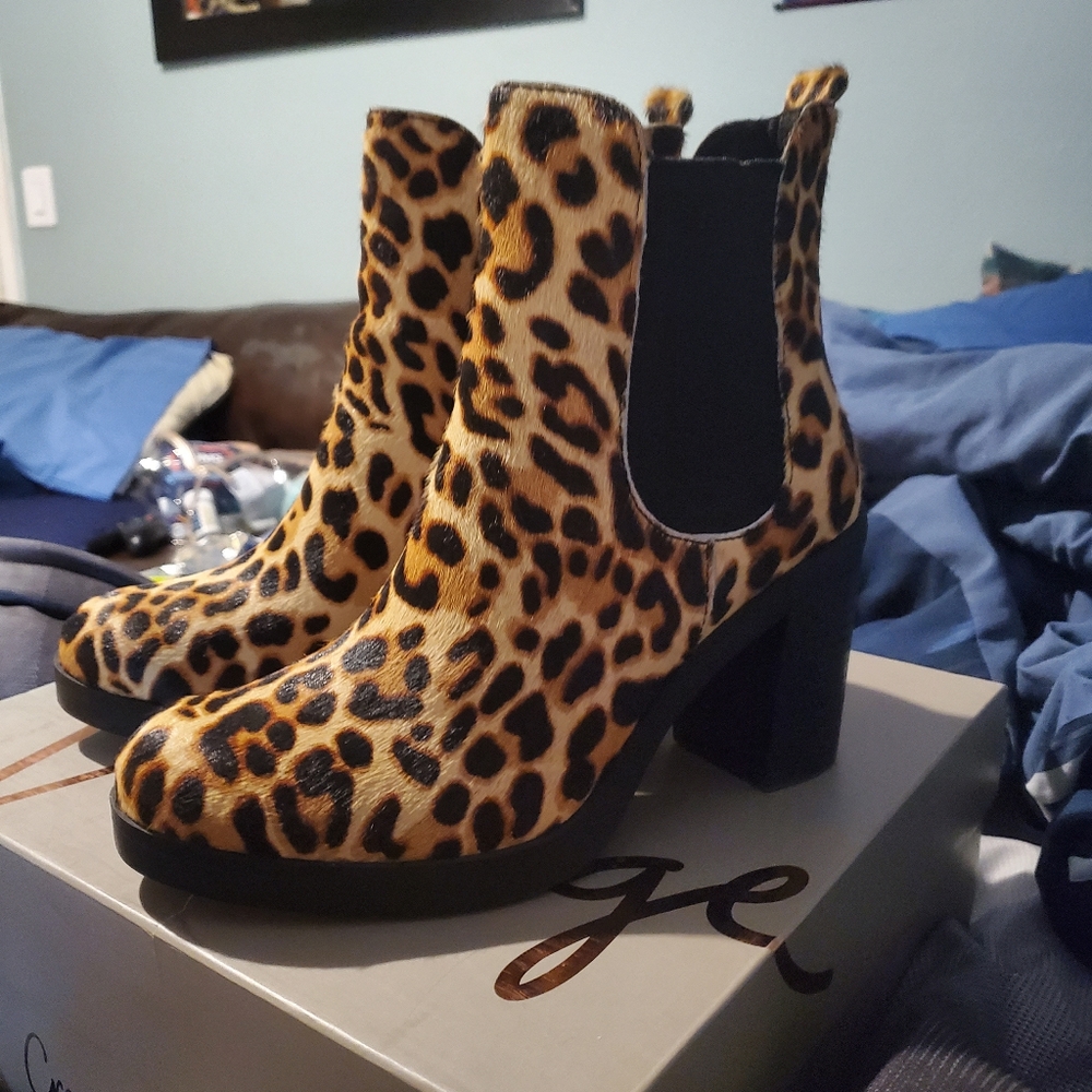 Crown vintage cheetah print boots